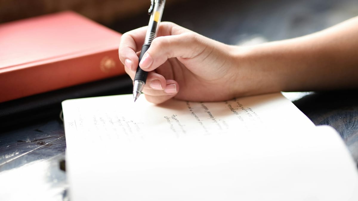 What Is the Difference Between Paraphrasing and Summarizing: Key Features to Understand Post feature image