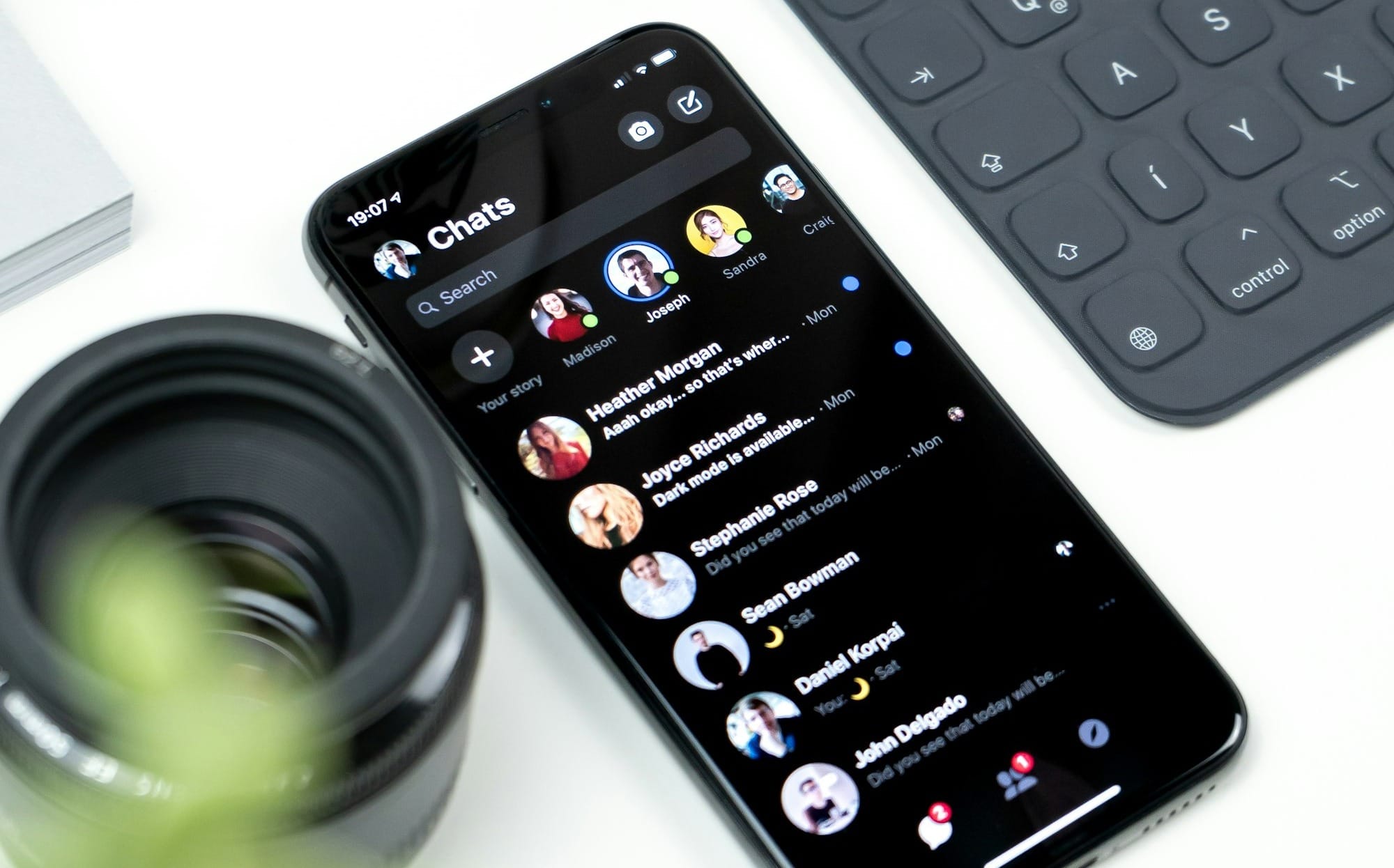 WhatsApp's New Status Update Tray Feature is Rolling Out to More Beta Users Post image